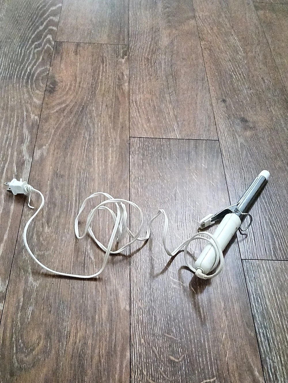 Curling Iron in White & Silver